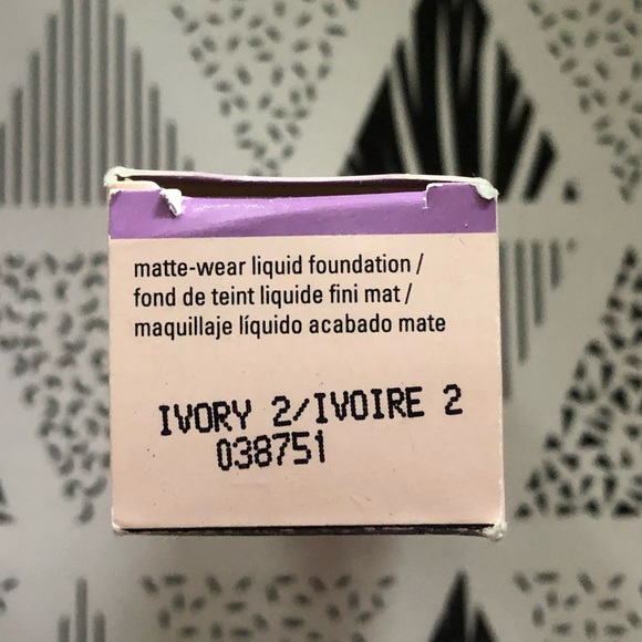 BNIB Mary Kay Matte-Wear Foundation - Picture 2 of 3